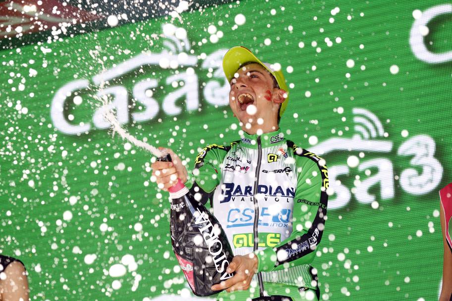Spumante al cielo per Giulio Ciccone, 21 anni, trionfatore della decima tappa del Giro e al suo primo successo tra i professionisti. Bettini
